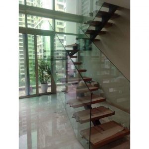 Một số mẫu cầu thang kính đẹp hiện đại nhất hiện nay 1