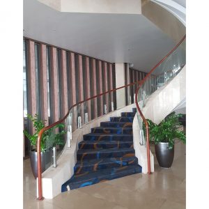 Một số mẫu cầu thang kính đẹp hiện đại nhất hiện nay 10