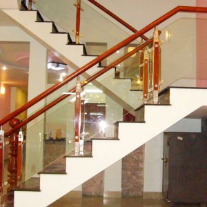 Một số mẫu cầu thang kính đẹp hiện đại nhất hiện nay 2