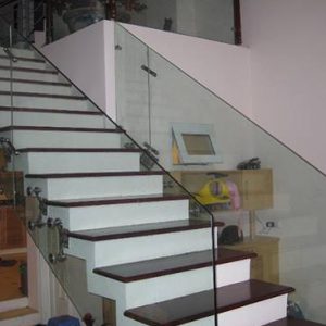 Một số mẫu cầu thang kính đẹp hiện đại nhất hiện nay 8