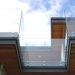 những mẫu lan can kính ban công 10