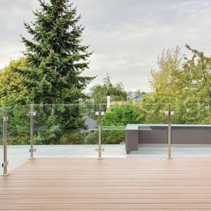 những mẫu lan can kính ban công 11