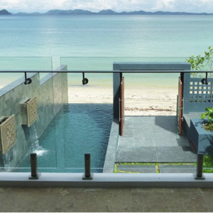 những mẫu lan can kính ban công 12