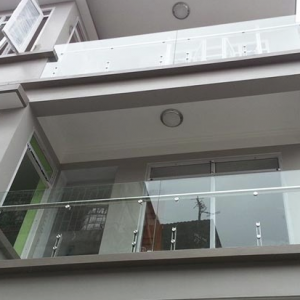 những mẫu lan can kính ban công 13