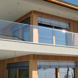 những mẫu lan can kính ban công 14