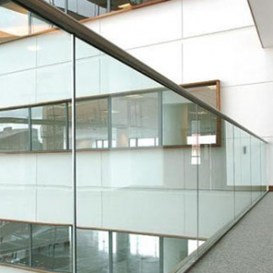 những mẫu lan can kính ban công 15