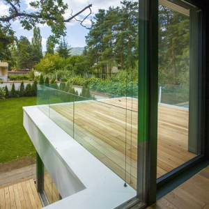 những mẫu lan can kính ban công 16