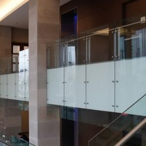 những mẫu lan can kính ban công 17