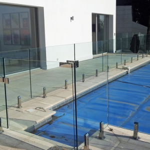 những mẫu lan can kính ban công 18