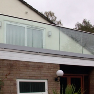 những mẫu lan can kính ban công 19