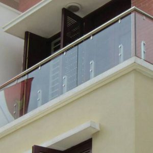 những mẫu lan can kính ban công 3