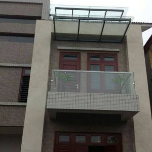 những mẫu lan can kính ban công 5