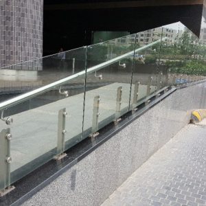 những mẫu lan can kính ban công 7