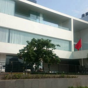 những mẫu lan can kính ban công 8