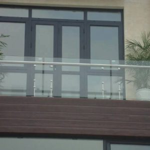những mẫu lan can kính ban công 9